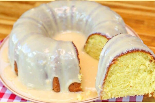Bolo de baunilha com calda por cima um bolo leve e delicioso para o seu lanche da tarde