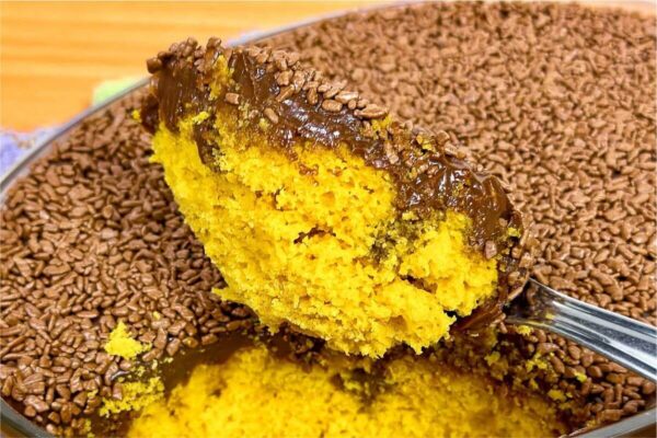 Bolo de cenoura especial com uma cobertura incrível e deliciosa