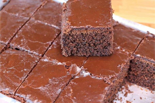 Bolo de chocolate fofinho com casquinha crocante perfeito para o lanche da tarde