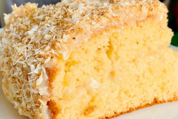 Bolo de cocada com recheio e cobertura perfeito para servir no lanche ou na comemoração