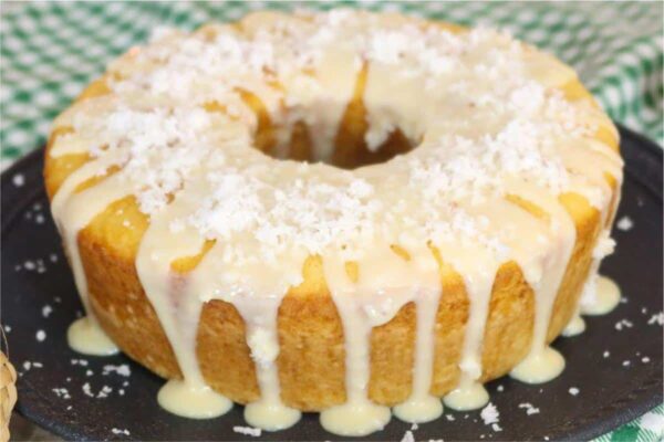 Bolo de coco bastante saboroso com uma cobertura deliciosa e fácil de fazer