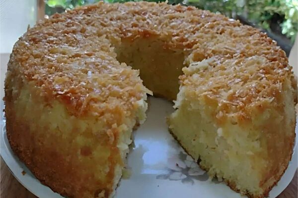 Bolo de coco caramelizado delicioso e perfeito para o lanche da tarde ou café da manhã