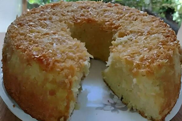 Bolo de coco caramelizado diferente e delicioso para servir no café da manhã ou lanche da tarde