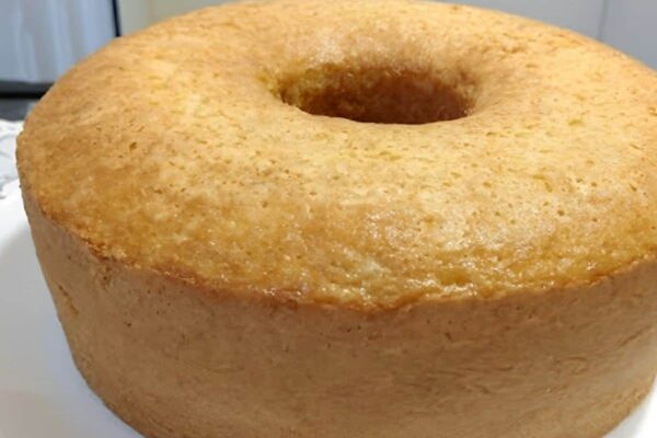 Bolo de coco caseiro fofinho e delicioso feito com leite de coco e coco ralado