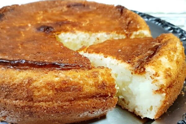 Bolo de coco cremoso de liquidificador muito molhadinho e fácil de fazer