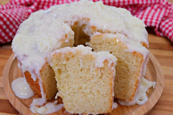 Bolo de coco fofinho de liquidificador com cobertura de dar água na boca