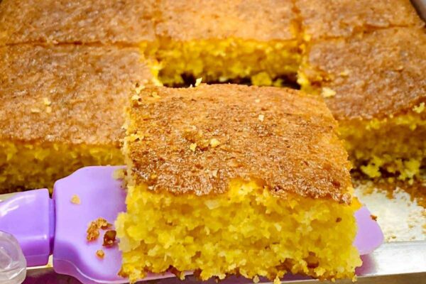 Bolo de flocão fácil e rápido é só misturar os ingredientes à mão e levar pra assar