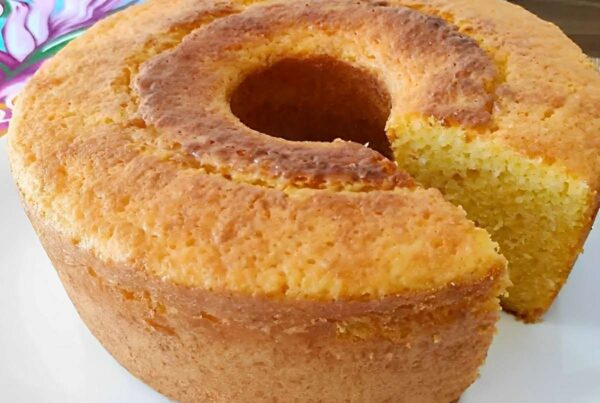 Bolo de fubá sem farinha de trigo fácil e rápido é só bater os ingredientes no liquidificador e assar