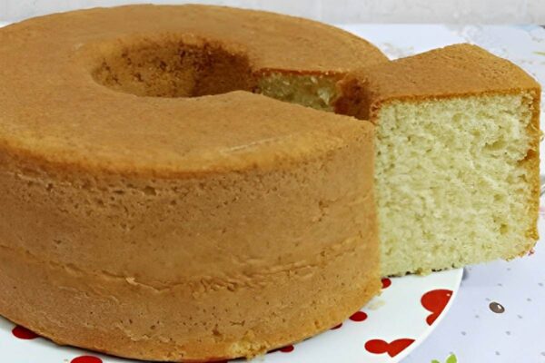 Bolo de água super fofinho e gostoso para servir no lanche