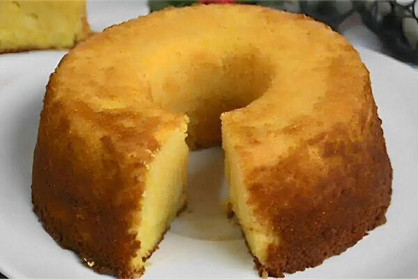 Bolo de laranja fofinho e delicioso feito sem leite nem farinha de trigo