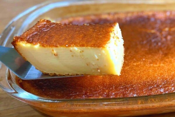 Bolo de leite cremoso e que fica pronto em poucos minutos usando ingredientes simples