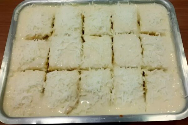 Bolo de leite de coco fofinho molhadinho e perfeito para o lanche