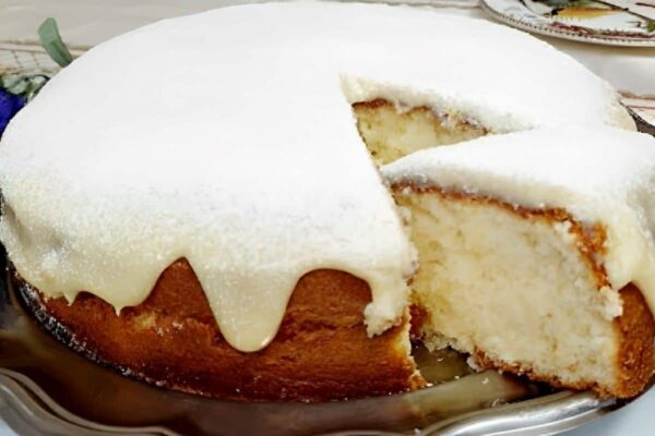 Bolo de leite em pó amanteigado super fofinho para o seu lanche da tarde ou café da manhã