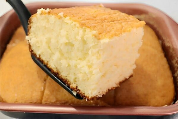 Bolo de leite quente sem óleo e sem manteiga muito fofinho e perfeito para o lanche