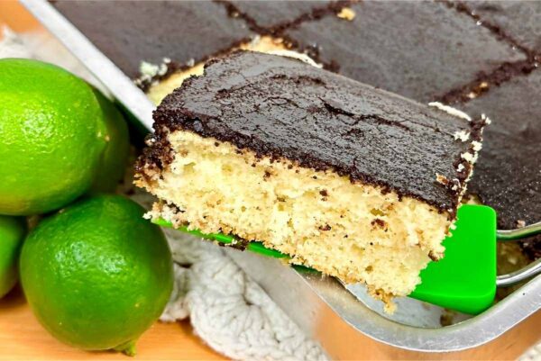 Bolo de limão com uma casquinha de chocolate que fica uma tentação comer um pedaço só