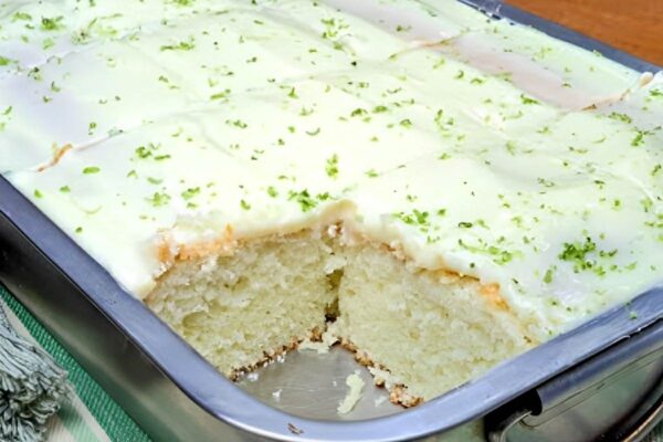 Bolo de limão de liquidificador super fofinho e fácil de fazer