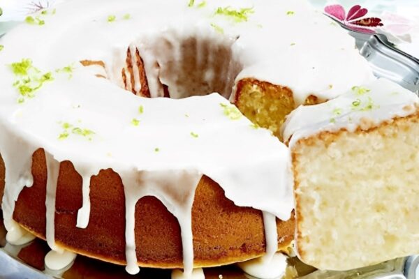 Bolo de limão fofinho de liquidificador com cobertura de glacê