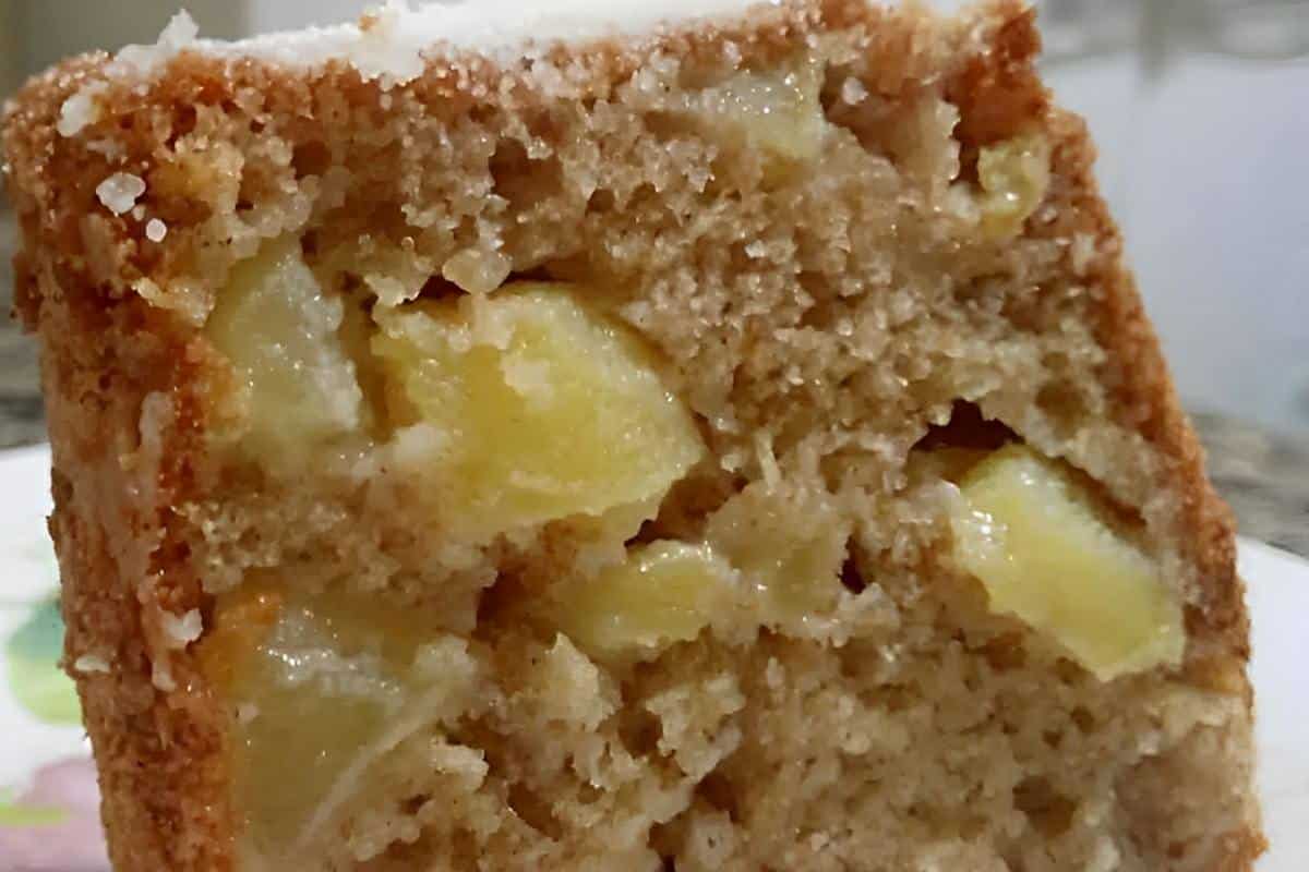 Bolo de maçã com pedaços da fruta delicioso e perfeito para servir com chá ou café