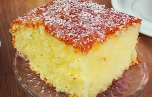 Bolo de maizena com coco fofinho e saboroso