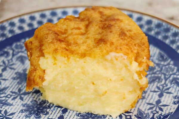 Bolo de mandioca cremoso com queijo: você nunca comeu nada igual