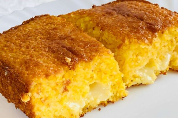 Bolo de milho cremoso de liquidificador feito com coco ralado e requeijão perfeito para o seu lanche ou café