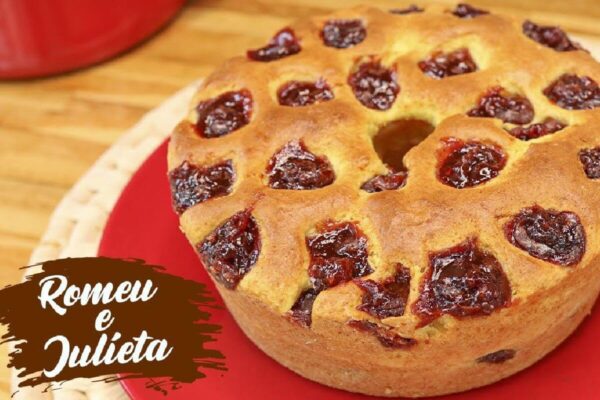 Bolo de queijo com goiabada que traz uma combinação de sabores que todo mundo ama