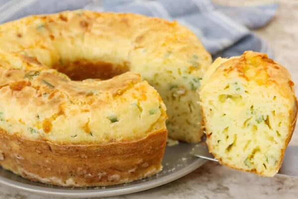 Bolo de queijo temperado simples e fácil de fazer é só misturar todos os ingredientes e levar pra assar