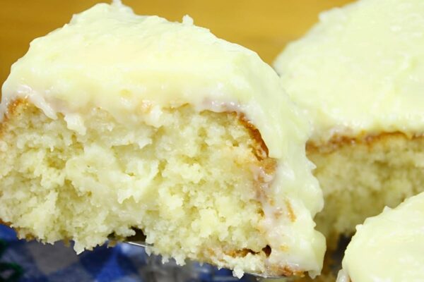 Bolo de tapioca com coco molhadinho perfeito para servir no lanche da tarde ou café da manhã