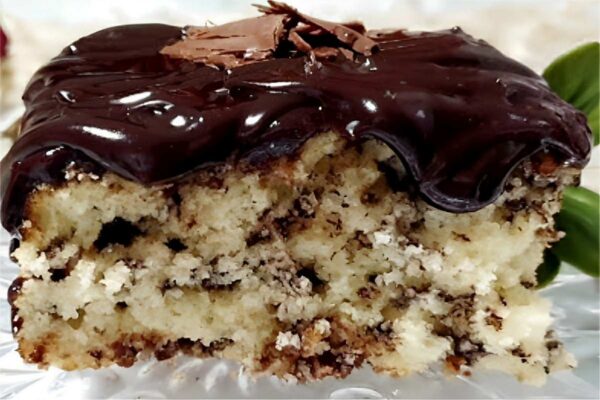 Bolo formigueiro amanteigado e com cobertura de chocolate para fazer no lanche