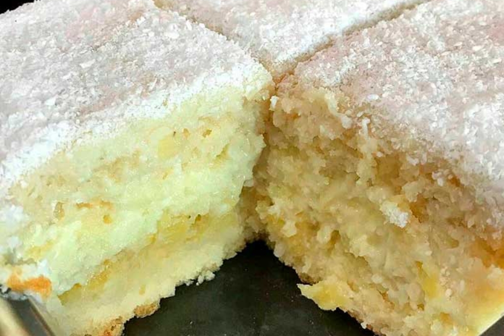 Bolo gelado de abacaxi com coco, delicioso e perfeito para sua festa ou sobremesa Bolo gelado de abacaxi com coco, delicioso e perfeito para sua festa ou sobremesa