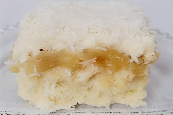 Bolo gelado de coco com abacaxi: uma delícia refrescante para os dias de calor