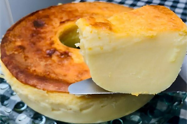 Bolo moça cremosa molhadinho e fácil de fazer é só bater os ingredientes no liquidificador e assar