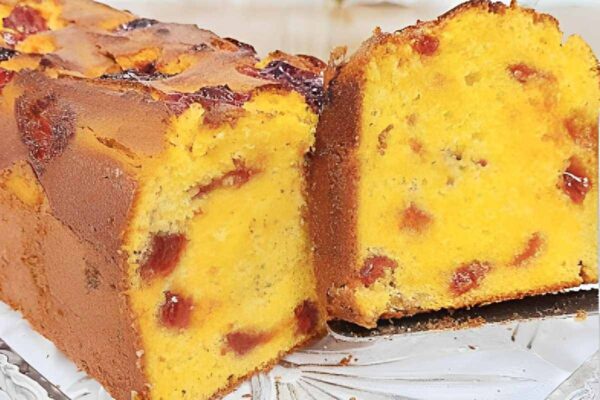 Bolo moça de fubá: juntamos bolo de fubá cozido com leite condensado e ficou uma delícia