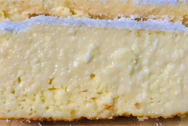 Bolo nuvem de coco tão fofinho e molhadinho que desmancha na boca