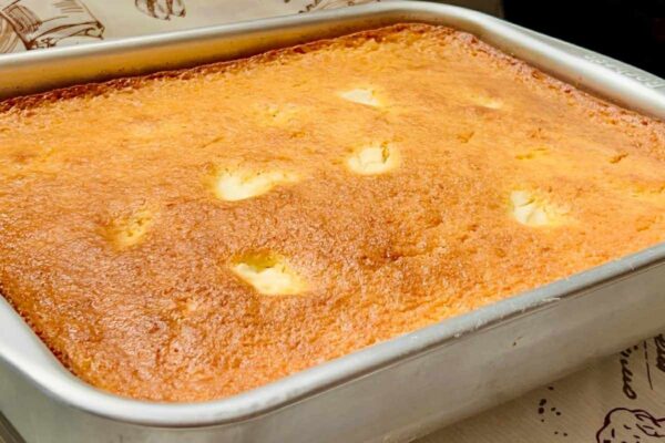 Bolo pamonha com recheio de requeijão uma delícia que já sai do forno recheada