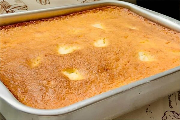 Bolo pamonha que já sai do forno recheado com requeijão delicioso e perfeito para o lanche