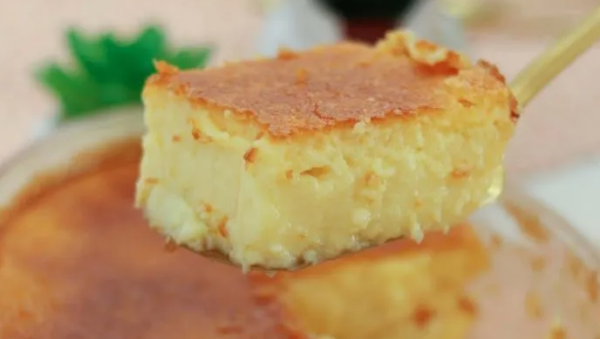 Bolo pedacinho do céu com textura de pudim, feito com apenas 4 ingredientes