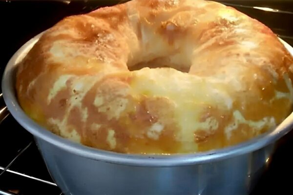 Bolo pão de queijo com muçarela delicioso e fácil de fazer para servir com cafezinho