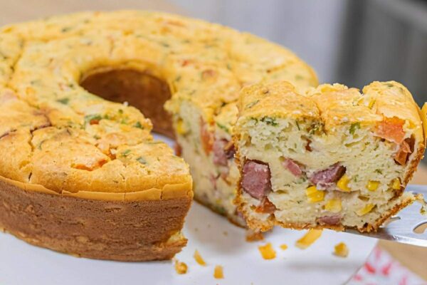 Bolo salgado de calabresa simples e rápido é só misturar todos os ingredientes da receita e assar