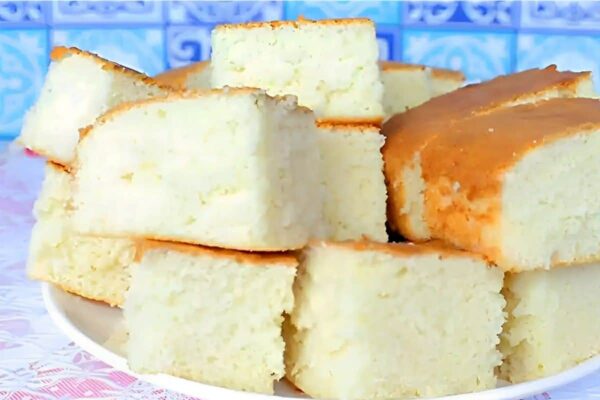 Bolo simples da vovó muito fofinho e saboroso para servir no lanche da tarde ou café da manhã