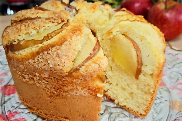 Bolo simples para o café: é só misturar os ingredientes espalhar as maçãs e assar