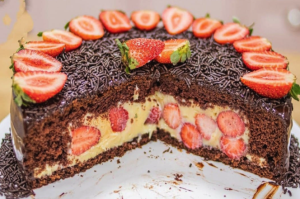Bolo trufado de morango e chocolate
