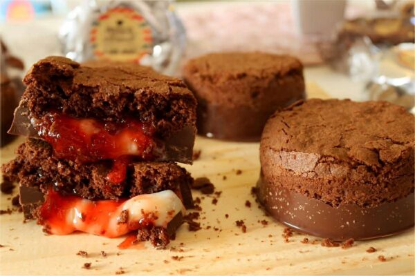 Bombom brownie de morango com leite ninho: uma novidade incrível para a sua sobremesa