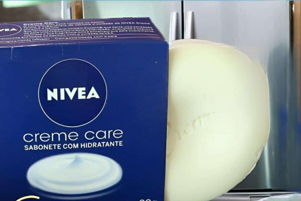 Brilha alumínio caseiro feito com sabonete de lavar o rosto