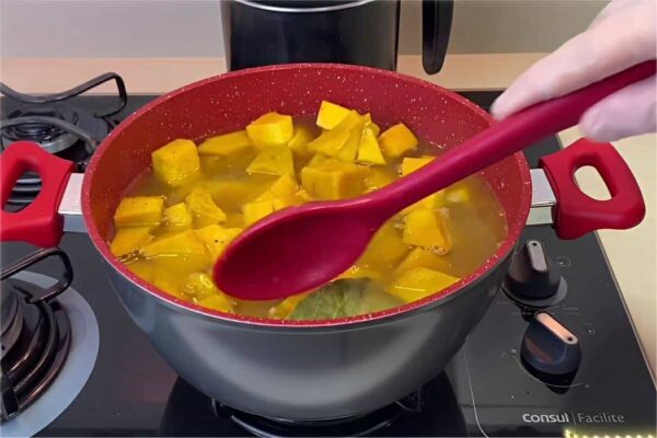 Caldo de abóbora leve cremoso e fácil de fazer para o seu almoço ou jantar