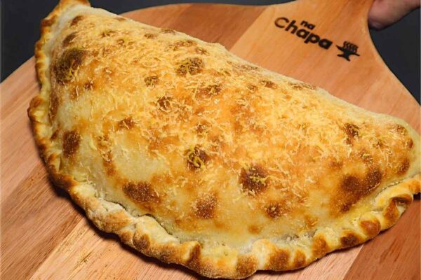 Calzone caseiro: se você nunca provou essa pizza dobrada não sabe o que está perdendo