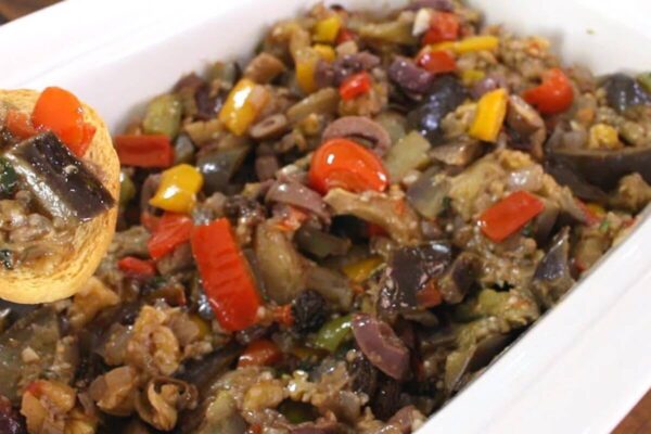 Caponata de berinjela deliciosa para servir junto com almoço ou para acompanhar lanches