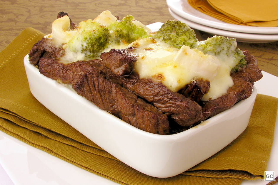 Carne em tiras com brócolis gratinado