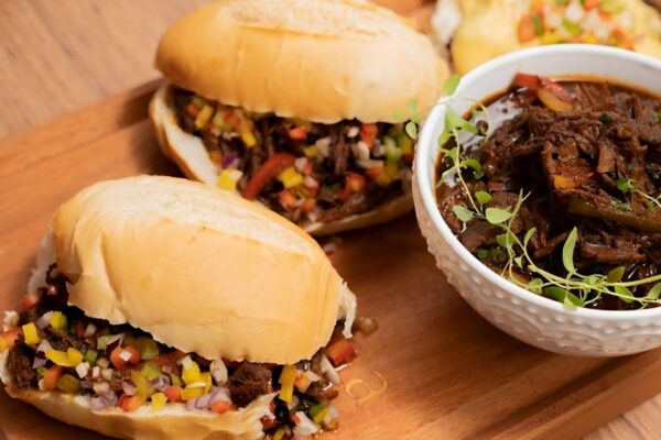 Carne louca saborosa e suculenta para fazer deliciosos sanduíches