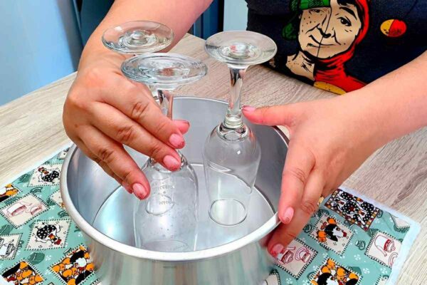 Coloque 3 taças dentro da forma e fiz um bolo mesclado muito fino e delicado